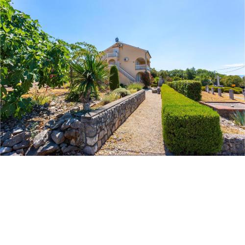2 Bedroom Beautiful Apartment In Rasopasno