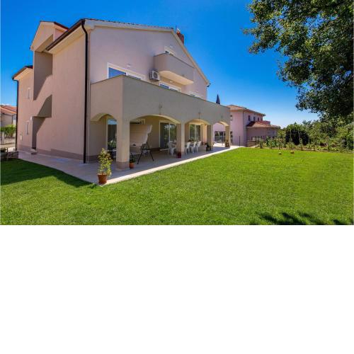 2 Bedroom Beautiful Apartment In Viskovo