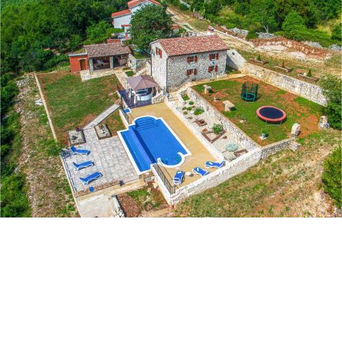 2 Bedroom Beautiful Home In Labin