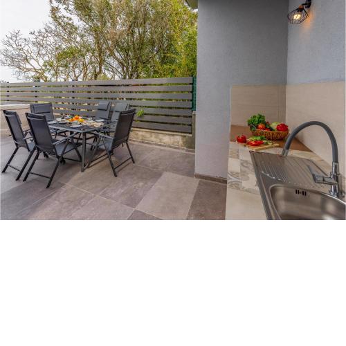 2 Bedroom Beautiful Home In Peroj