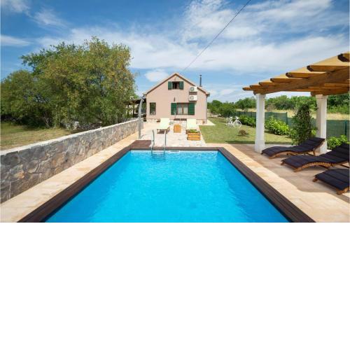 2 Bedroom Beautiful Home In Trilj