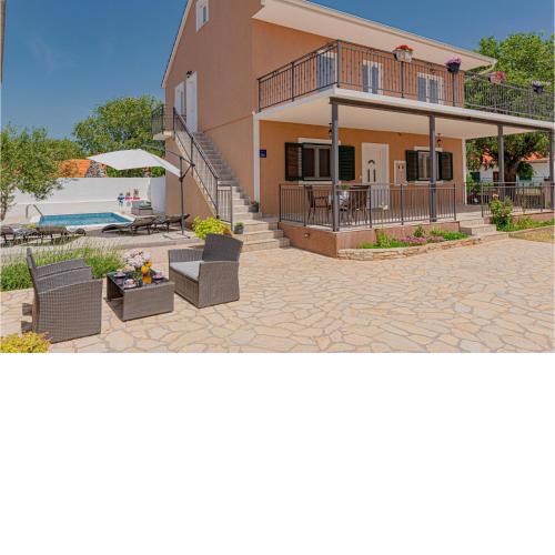 2 Bedroom Cozy Apartment In Karalic