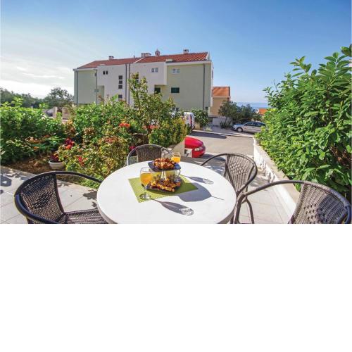 2 Bedroom Cozy Apartment In Makarska