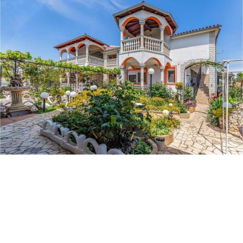 2 Bedroom Cozy Apartment In Medulin