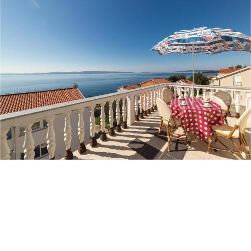2 Bedroom Cozy Apartment In Okrug Gornji