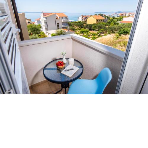 2 Bedroom Cozy Apartment In Podstrana