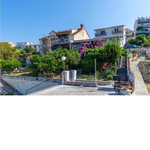 2 Bedroom Cozy Apartment In Podstrana