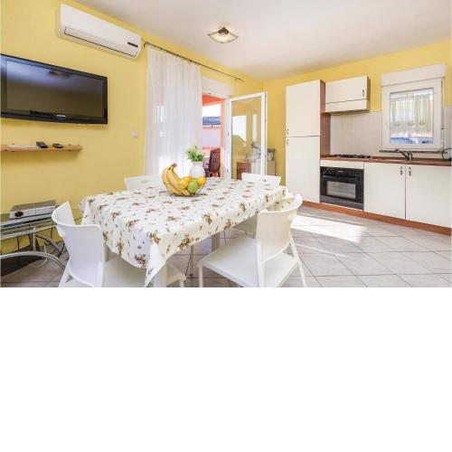 2 Bedroom Cozy Apartment In Povljana