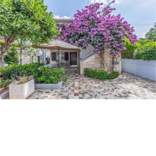 2 Bedroom Cozy Apartment In Premantura