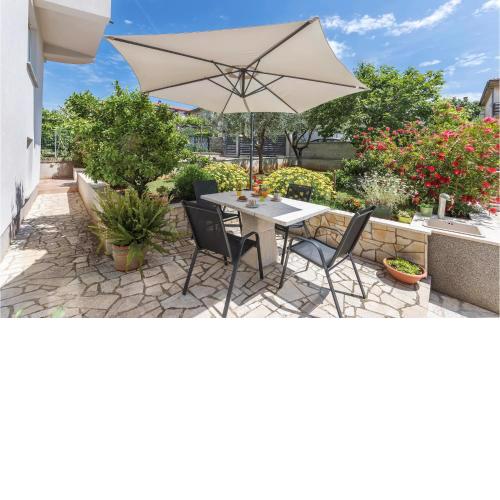 2 Bedroom Cozy Apartment In Pula