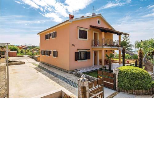 2 Bedroom Cozy Apartment In Rubesi