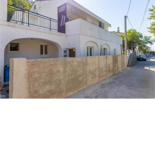 2 Bedroom Cozy Apartment In Senj