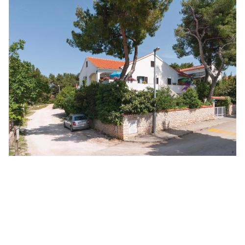 2 Bedroom Cozy Apartment In Supetar