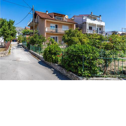 2 Bedroom Cozy Apartment In Trogir