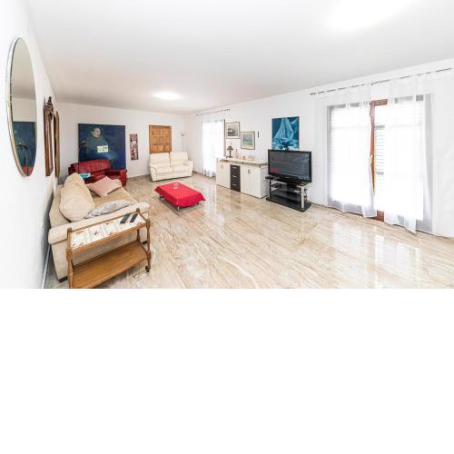 2 Bedroom Cozy Apartment In Trogir