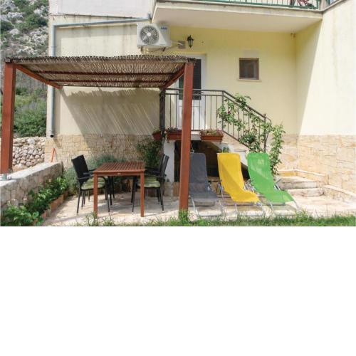 2 Bedroom Cozy Apartment In Trstenik