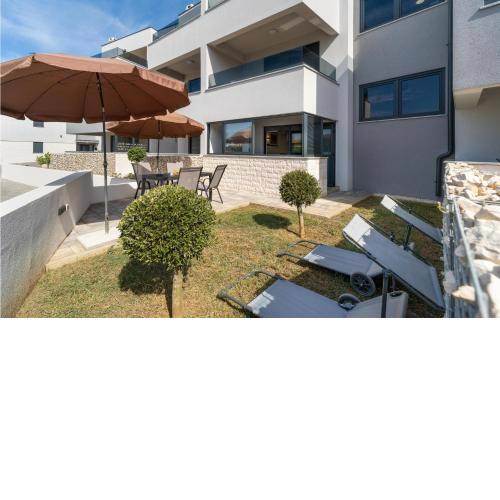 2 Bedroom Cozy Apartment In Zaton