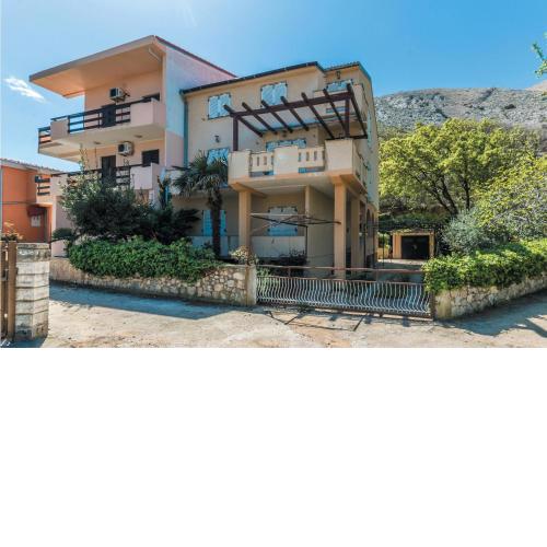 2 Bedroom Gorgeous Apartment In Bosana