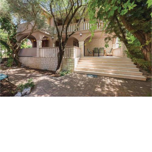 2 Bedroom Gorgeous Apartment In Grebastica