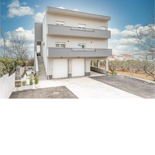 2 Bedroom Gorgeous Apartment In Kastel Gomilica