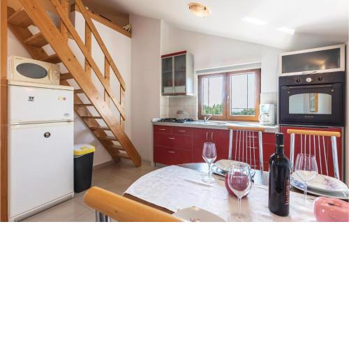 2 Bedroom Gorgeous Apartment In Koromacno