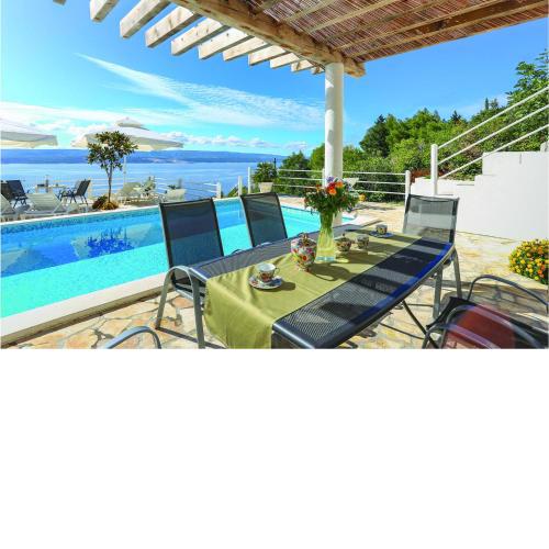 2 Bedroom Gorgeous Apartment In Mimice