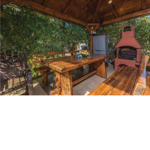 2 Bedroom Gorgeous Apartment In Nedescina