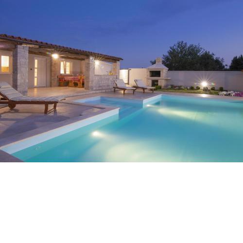 2-bedroom house with pool in Pula