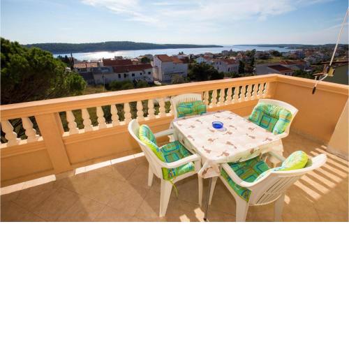 2 Bedroom Lovely Apartment In Barbat