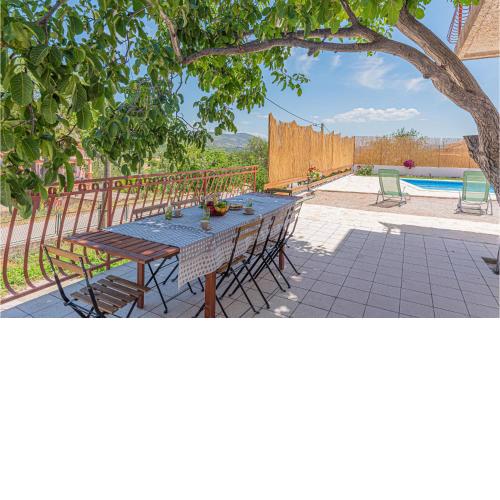 2 Bedroom Lovely Apartment In Danilo