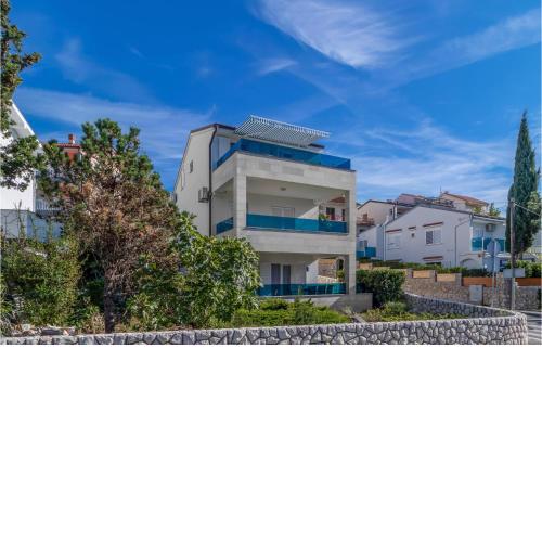 2 Bedroom Lovely Apartment In Dramalj