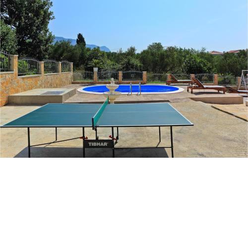2 Bedroom Lovely Apartment In Kastel Gomilica