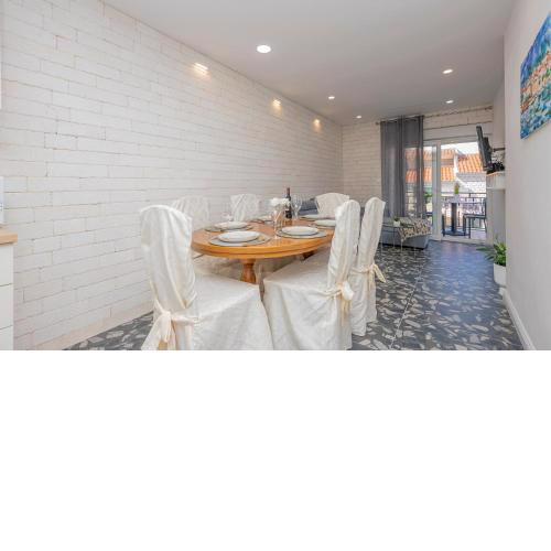 2 Bedroom Lovely Apartment In Makarska