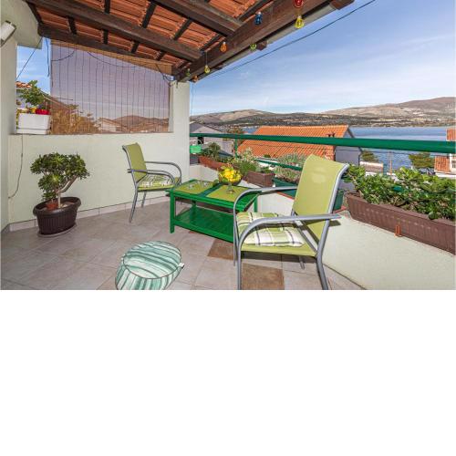 2 Bedroom Lovely Apartment In Mastrinka