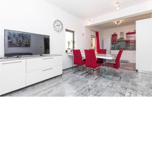 2 Bedroom Lovely Apartment In Okrug Donji