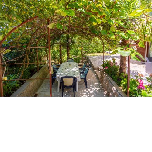 2 Bedroom Lovely Apartment In Omisalj