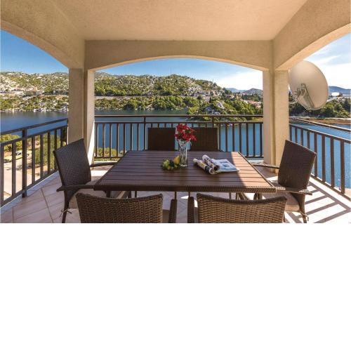 2 Bedroom Lovely Apartment In Ploce