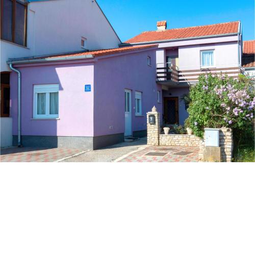 2 Bedroom Lovely Apartment In Pula