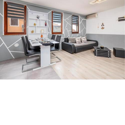 2 Bedroom Lovely Apartment In Pula