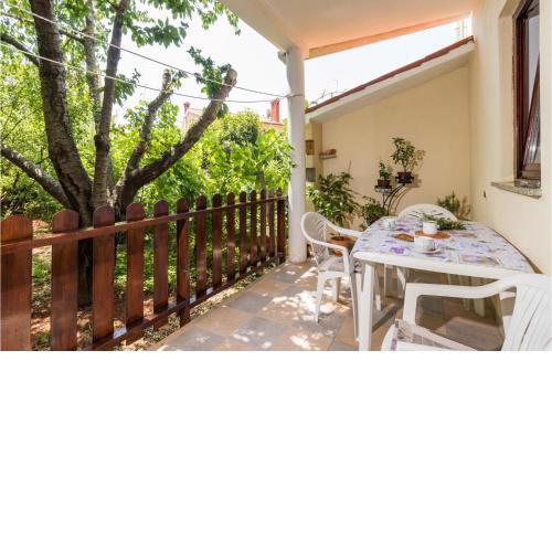 2 Bedroom Lovely Apartment In Valbandon