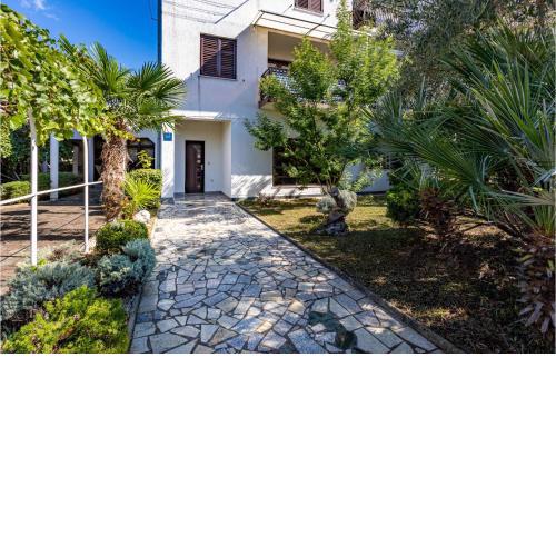 2 Bedroom Lovely Apartment In Zidarici