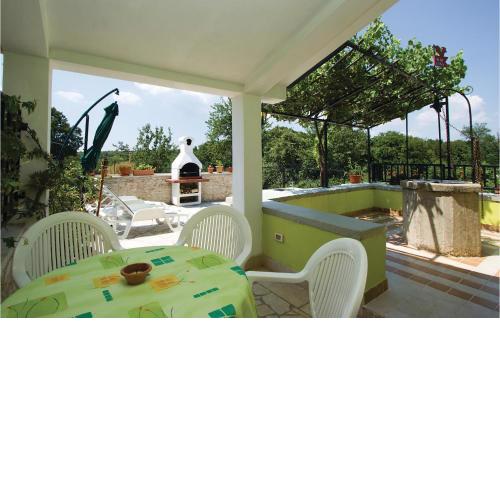 2 Bedroom Lovely Home In Belavici