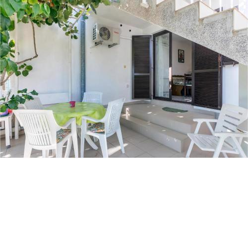 2 Bedroom Nice Apartment In Pula
