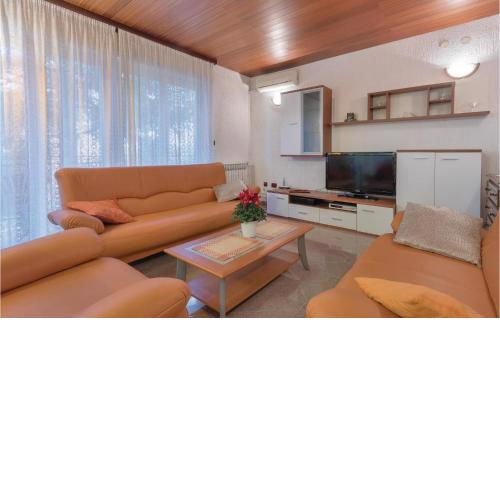 2 Bedroom Nice Apartment In Pula