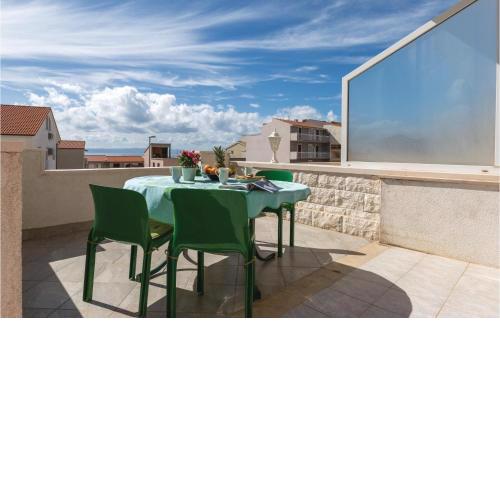 2 Bedroom Stunning Apartment In Makarska