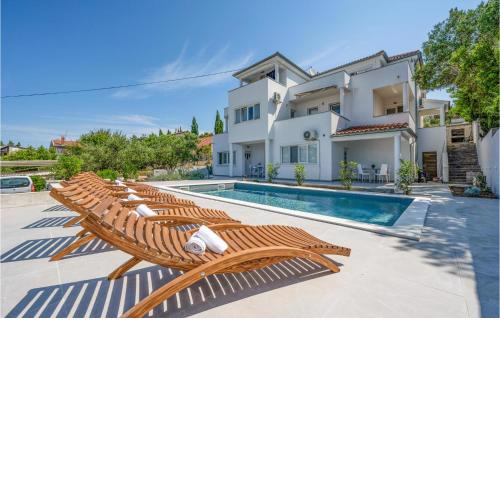 2 Bedroom Stunning Apartment In Murter
