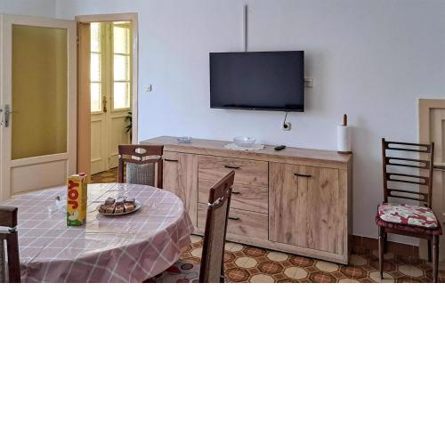 2 Bedroom Stunning Apartment In Pula