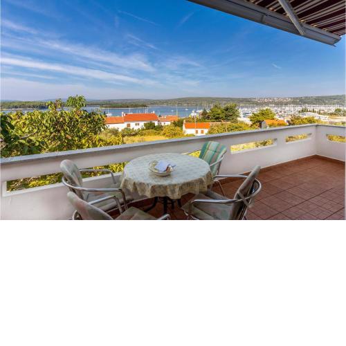 2 Bedroom Stunning Apartment In Punat