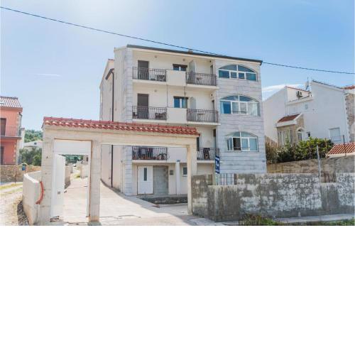 2 Bedroom Stunning Apartment In Slatine