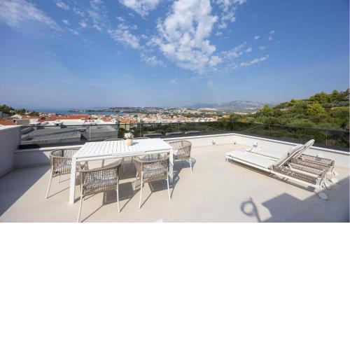 2 Bedroom Stunning Apartment In Split